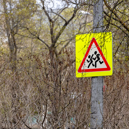 Albero Pericolante Aosta -  Cartello di attenzione passaggio bambini