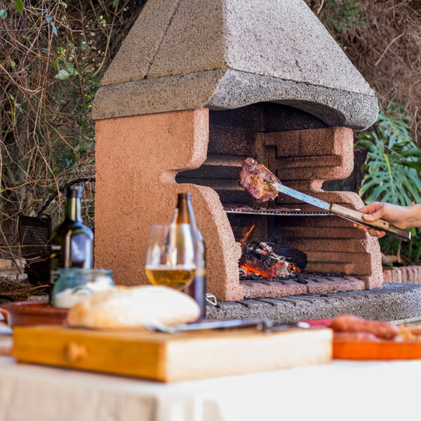 Barbecue esterno in muratura e complementi di arredo